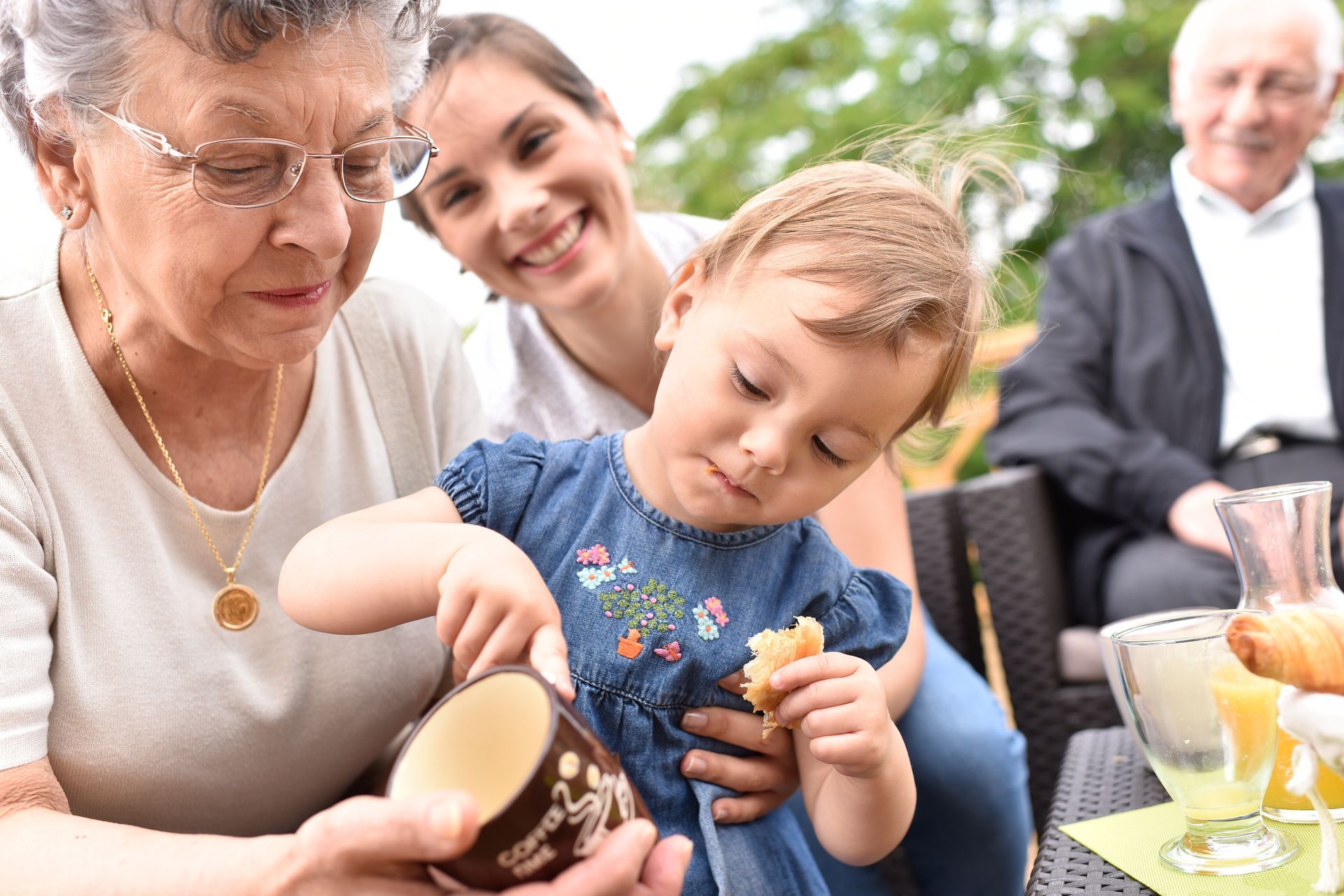 Grand-mère assise avec sa petite-fille sur les genoux