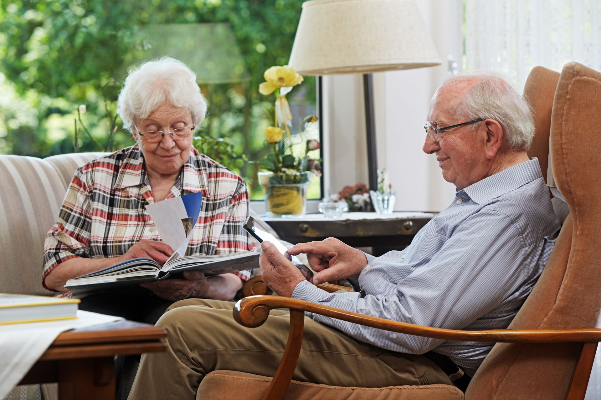 Couple en train de lire assis dans un salon