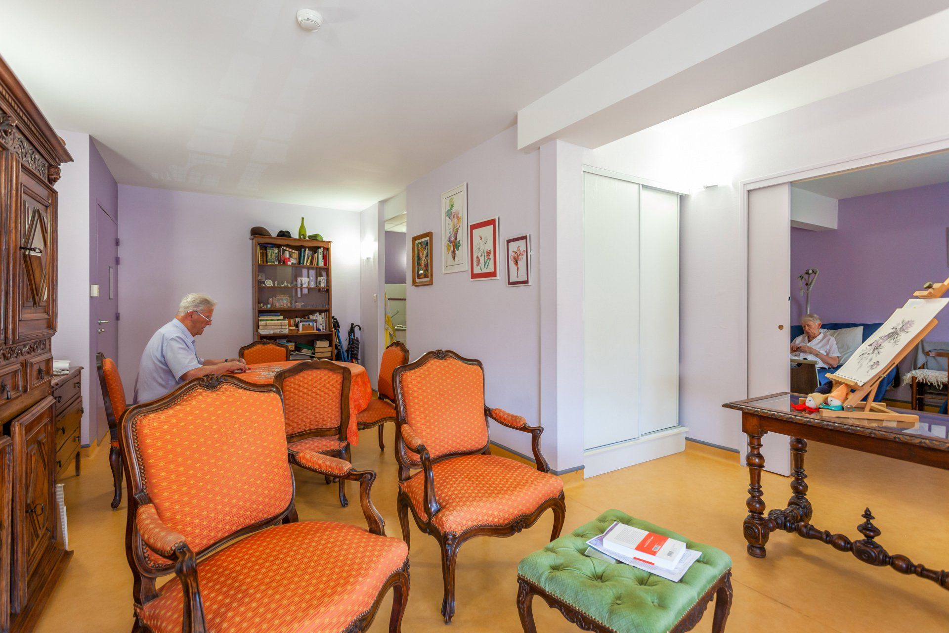 Salon d'un appartement avec des fauteuils orange