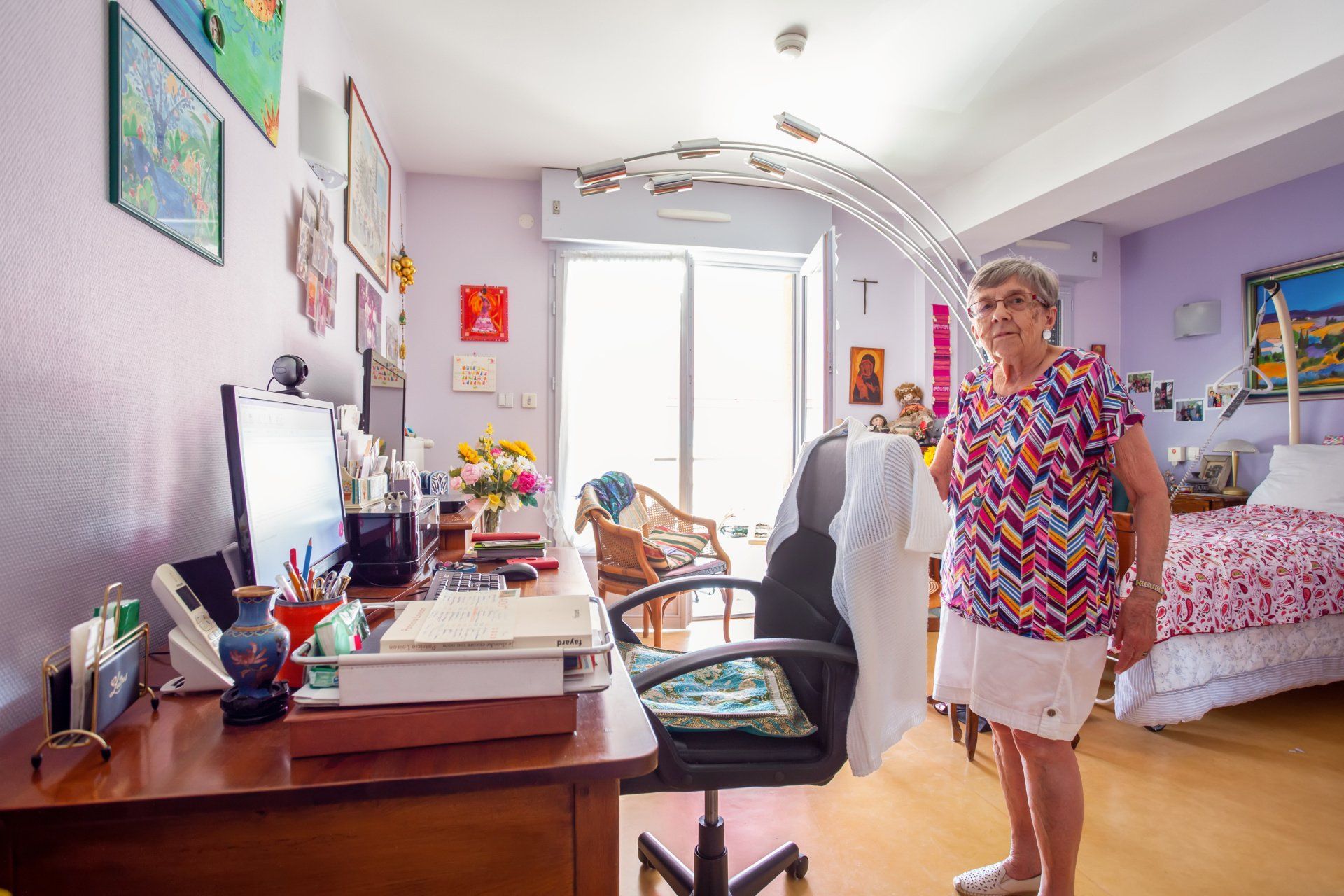 Chambre avec bureau et ordinateur d'une dame âgée