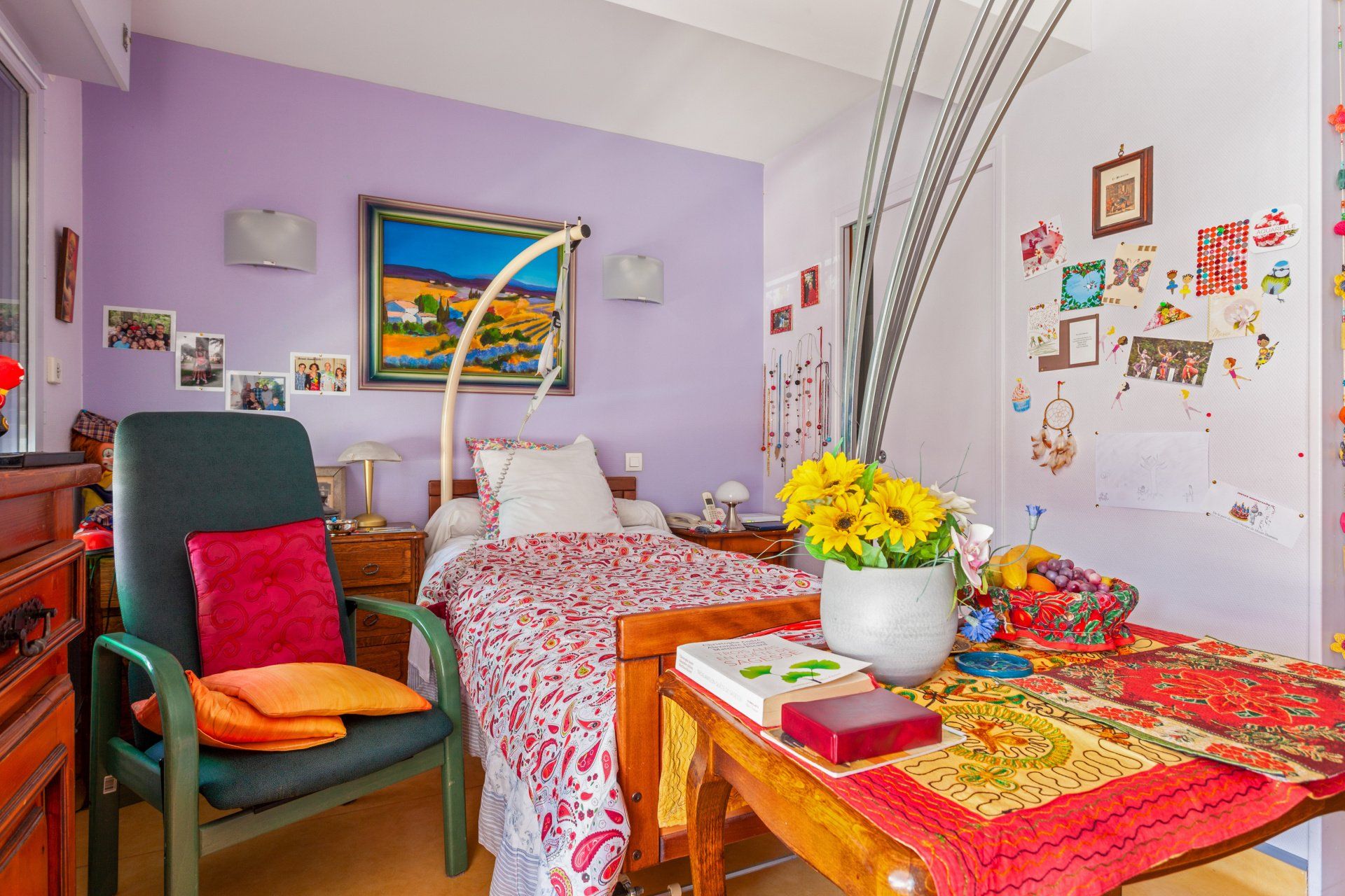 Chambre d'une résidence avec lit médicalisé