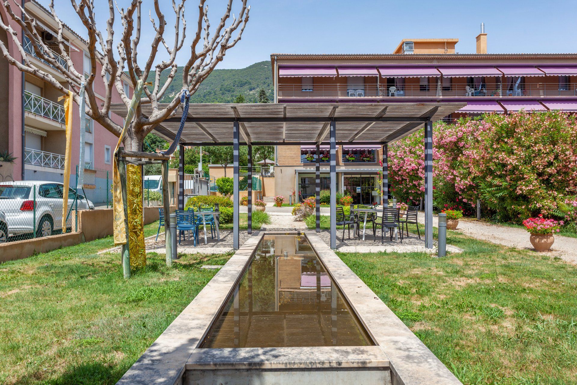 Jardin aménagé avec des terrasses dans la résidence médicalisée Moun Oustaou