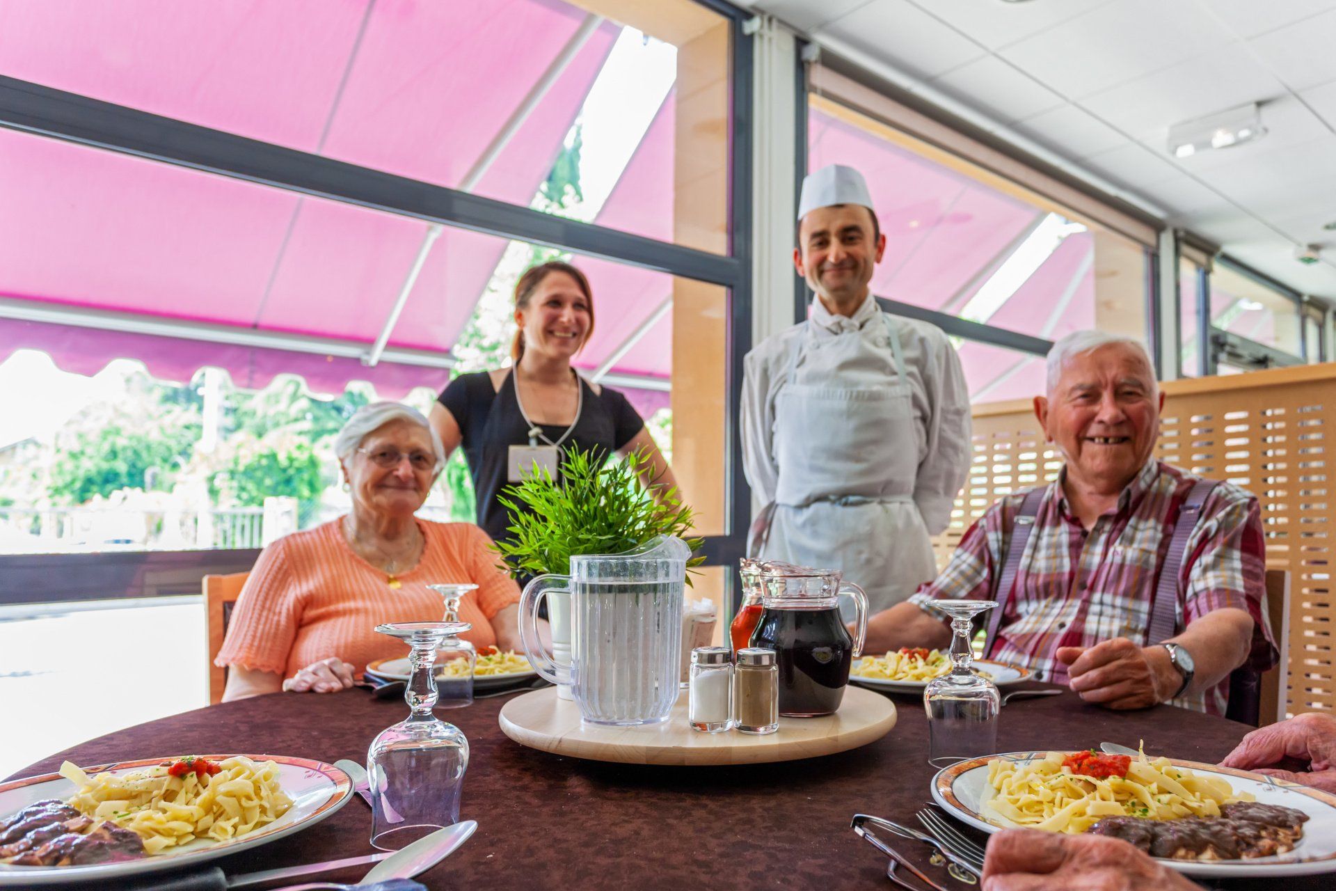 Table avec des personnes âgées devant leur repas