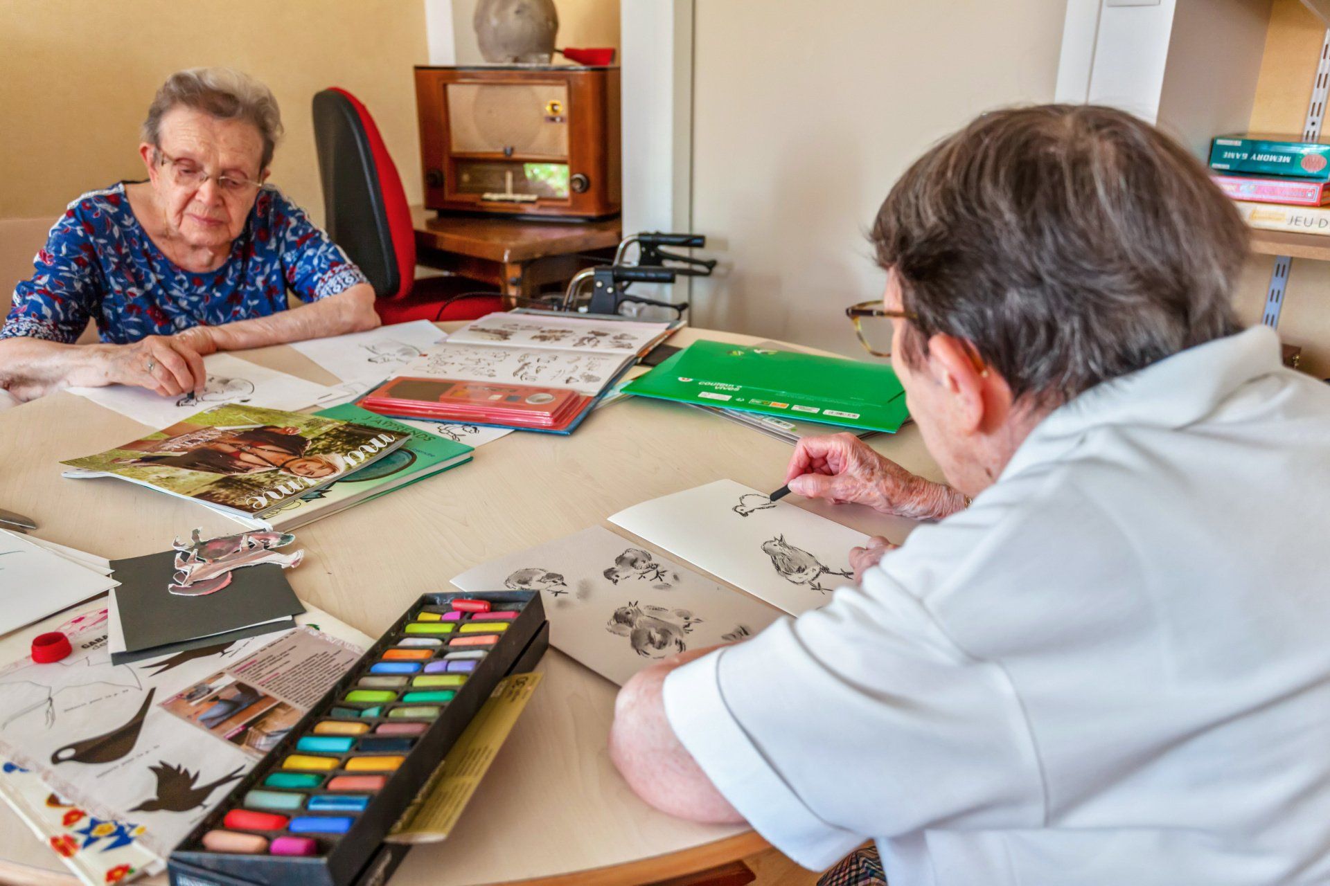 Personnes âgées faisant du dessin