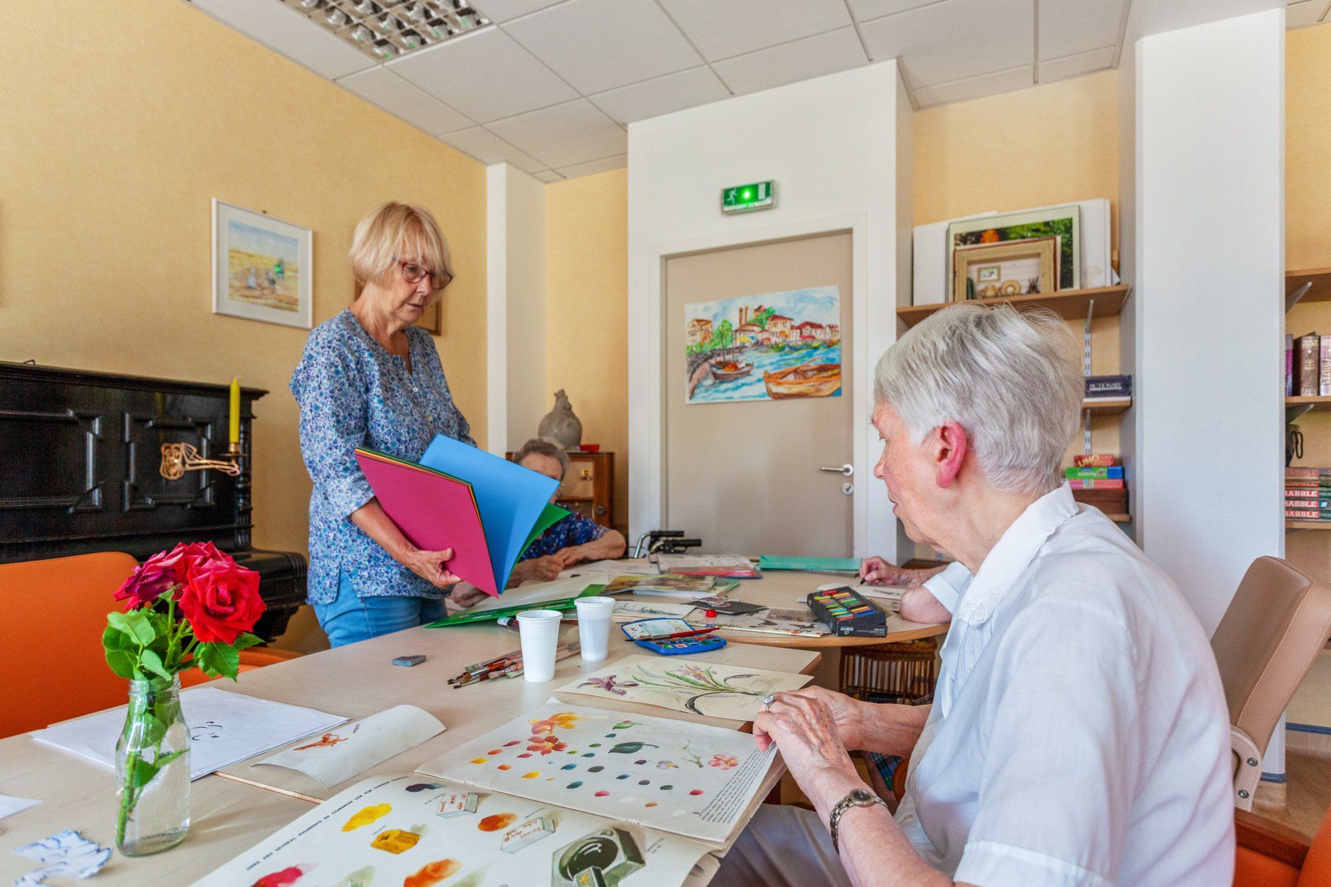 Personnes âgées assistant à une activité où on dessine des végétaux