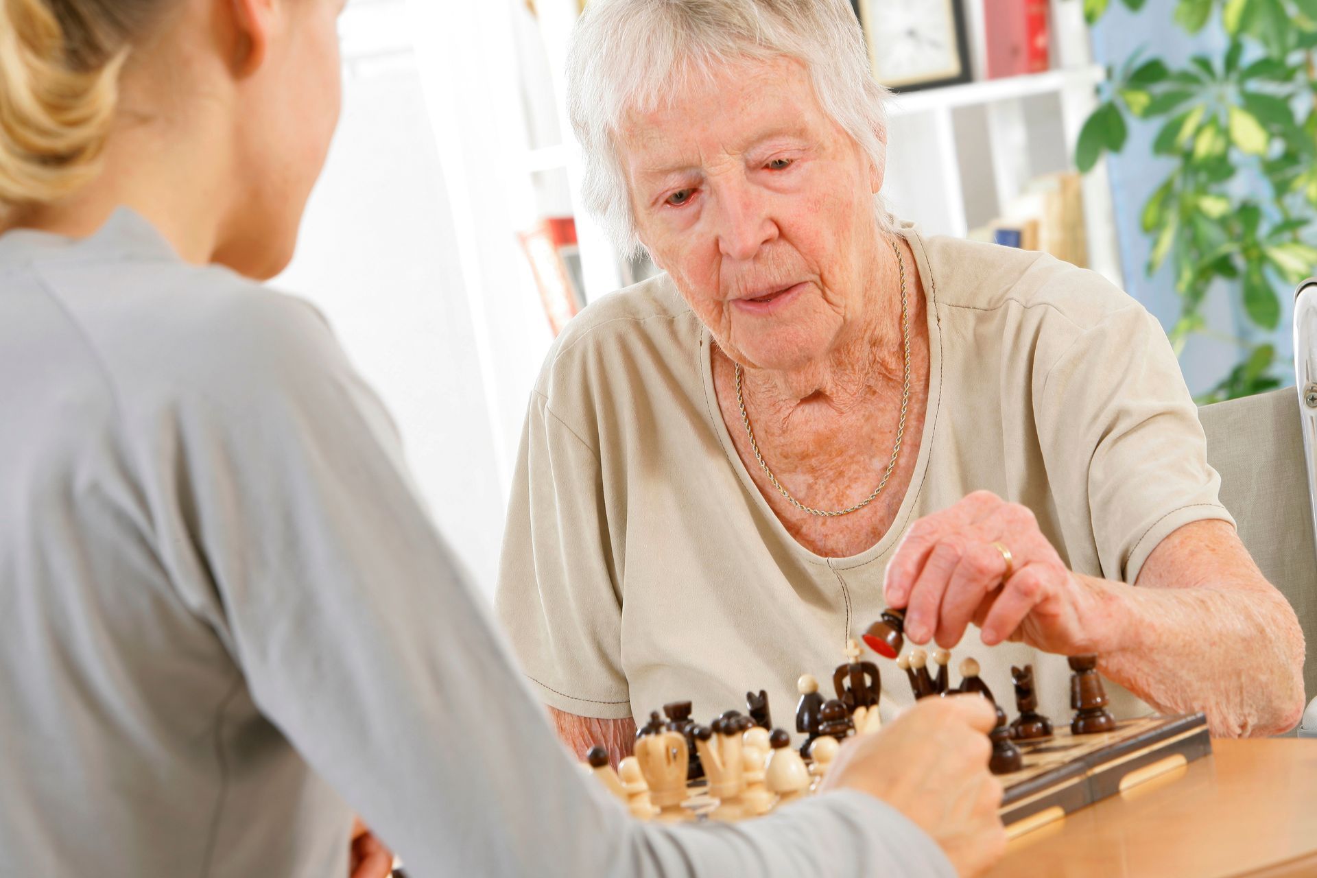 Personne âgée jouant aux échecs