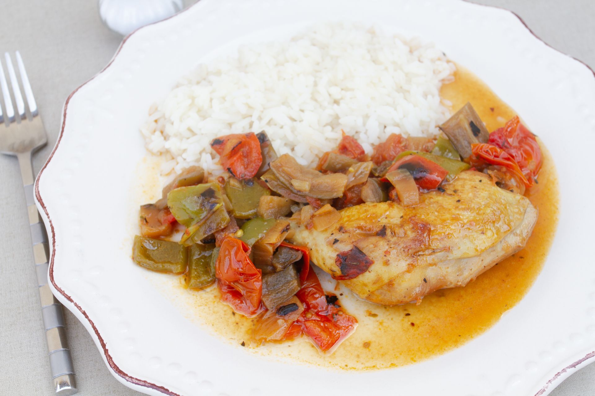 Assiette de poulet basquaise
