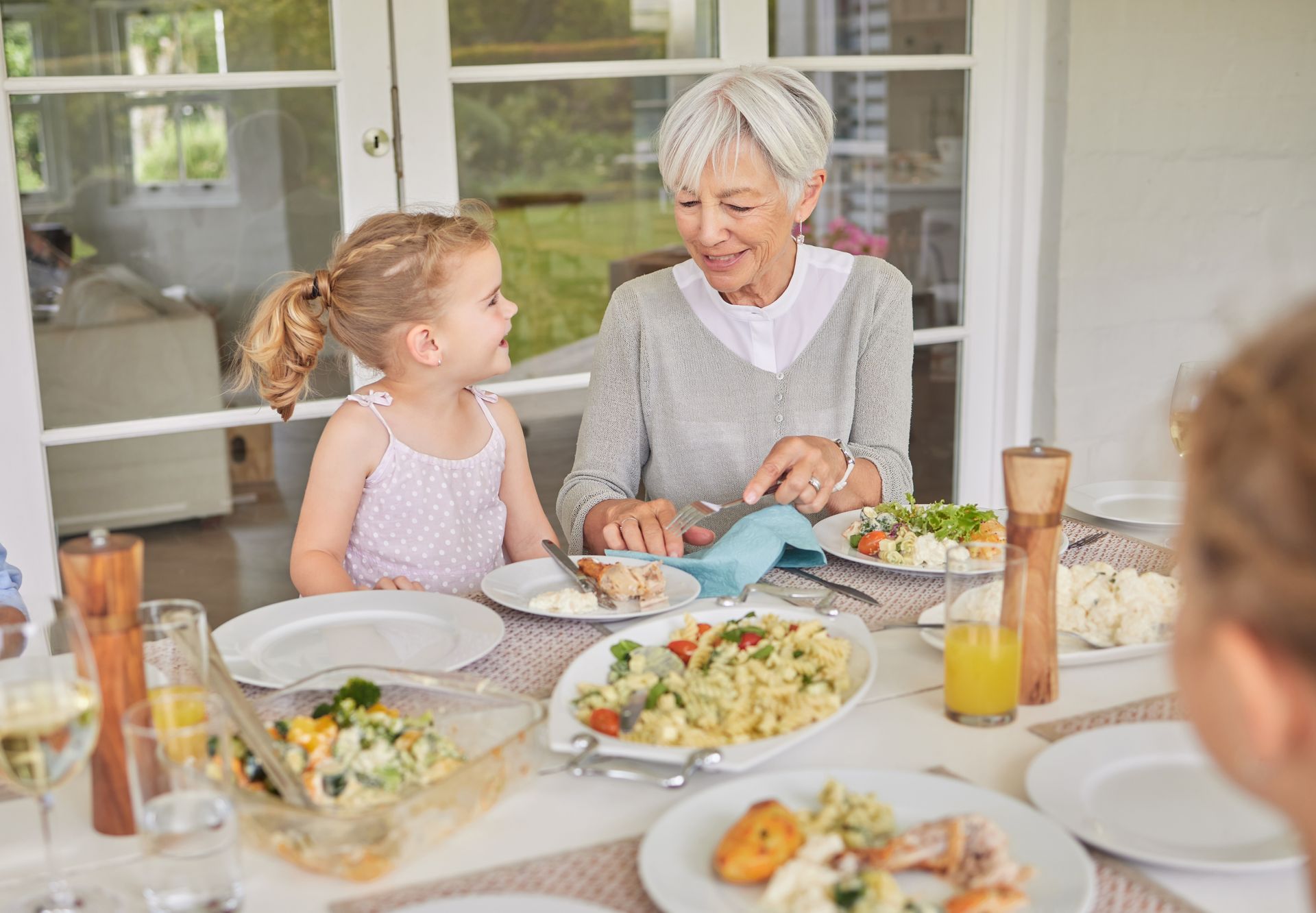 Repas où une grand-mère passe du temps avec sa petite-fille
