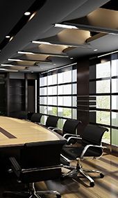Salle de conférence de bureau moderne avec une grande table, des chaises noires et de grandes fenêtres.