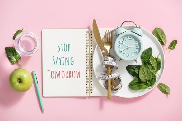 'stop saying tomorrow' - Quote auf rosa Hintergrund
