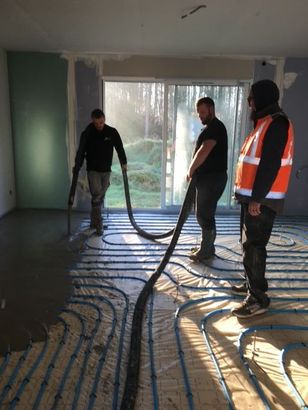 Pose de chape par l'équipe N2C2A.