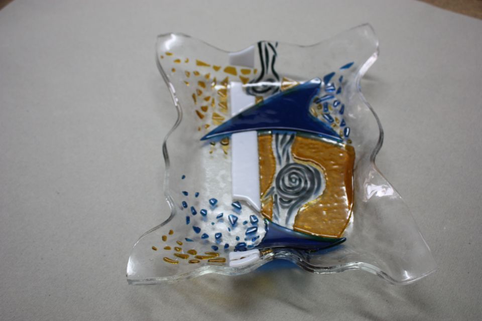 außergewöhnliche Glasschale mit Glasmalerei