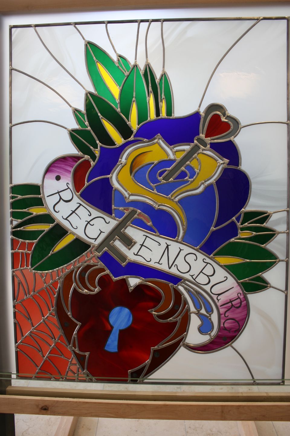 Kunstvolle Glasgestaltung mit Schriftzug