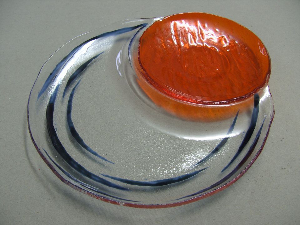 Glasschale mit Glasmalerei und orangefarbenem Element
