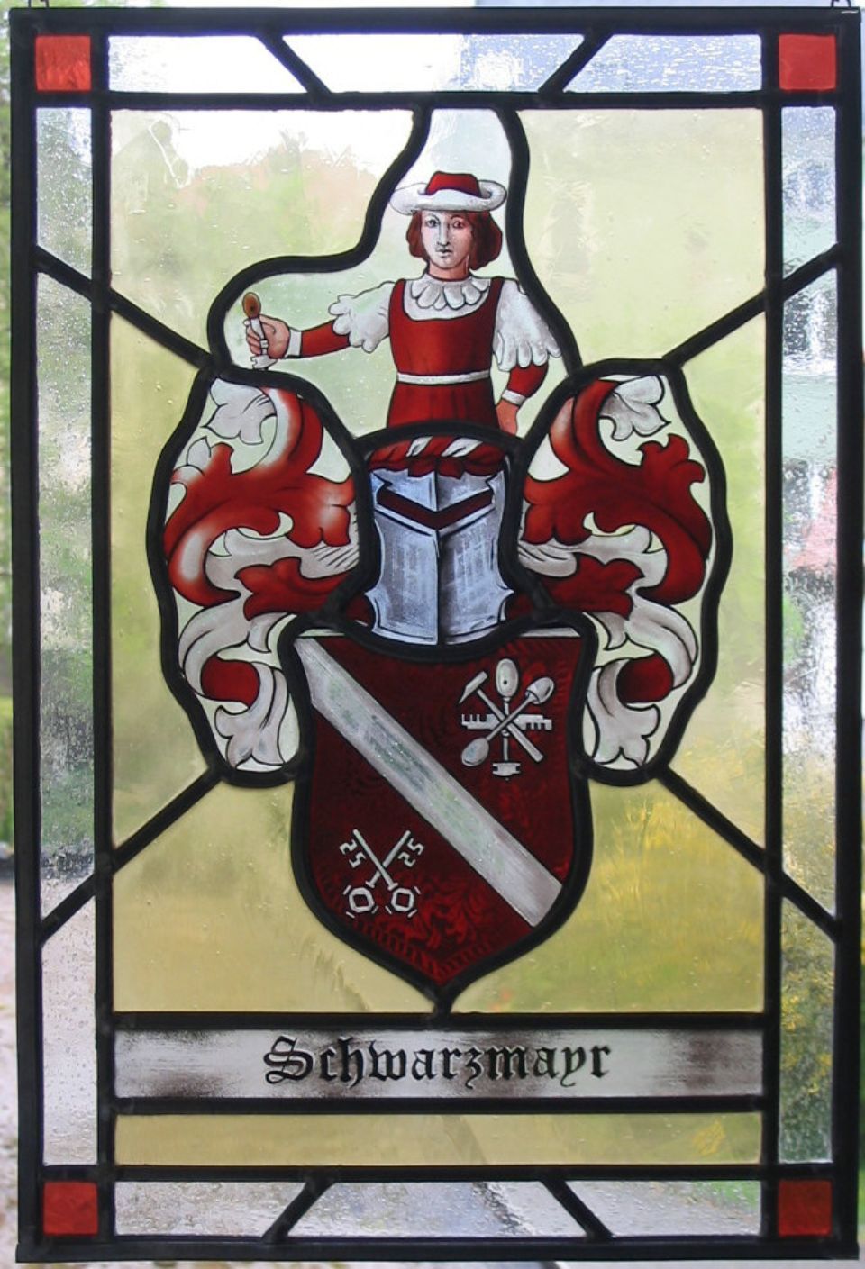 Fenster mit Glasmalerei eines Wappens