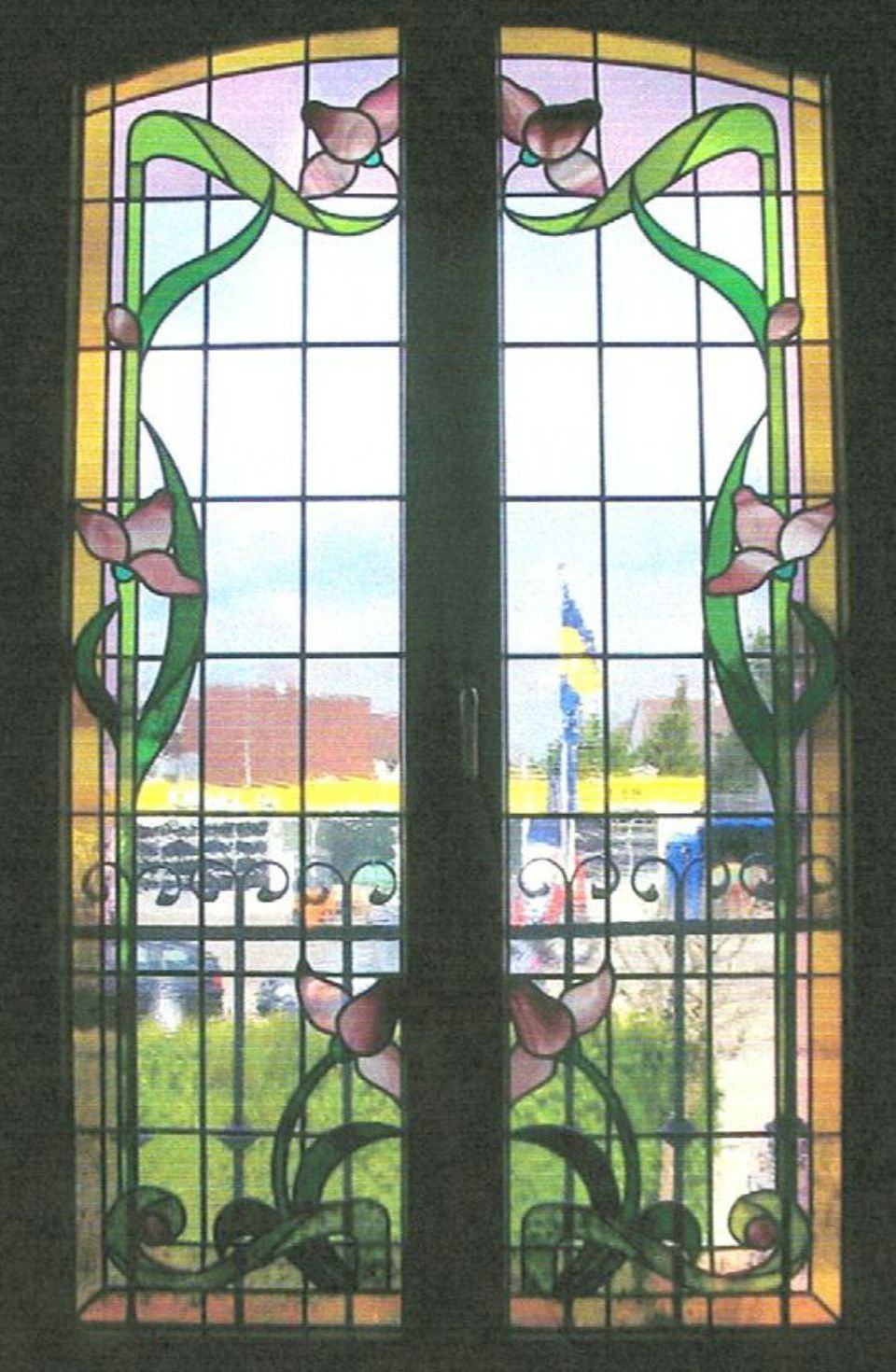 Kunstvoll verziertes Fenster mit Glasmalerei