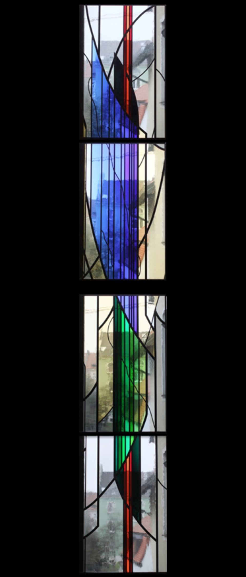 Längliche Glasfläche mit Bleiverglasung