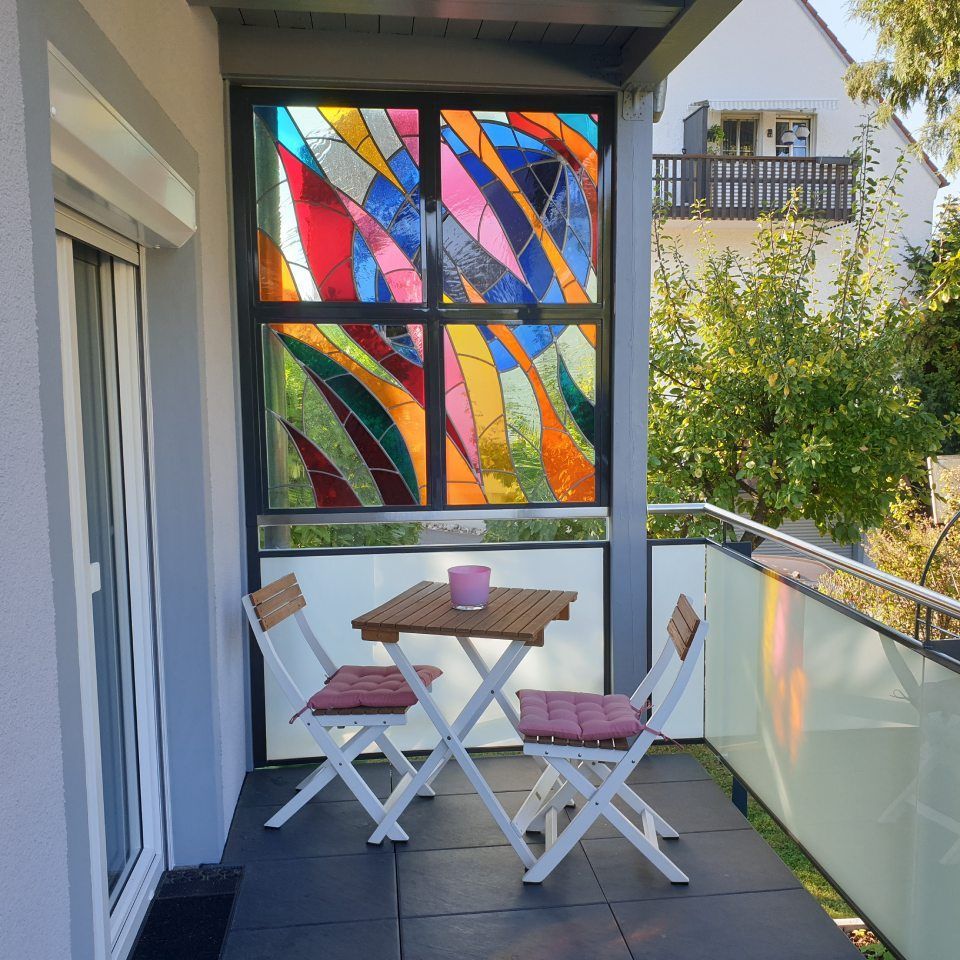 Bleiverglasung an einem Balkon mit vielen bunten Farben