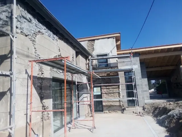 La façade d'une maison - en cours de travaux
