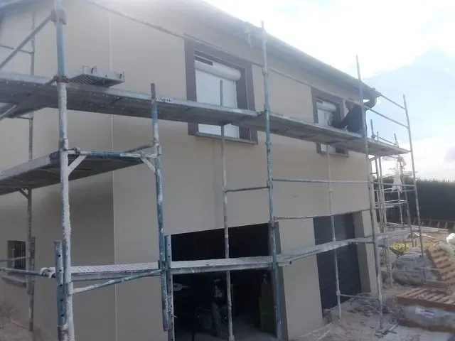 Ravalement de façades par échafaudage
