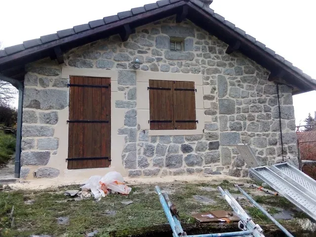 Façade de maison en pierre