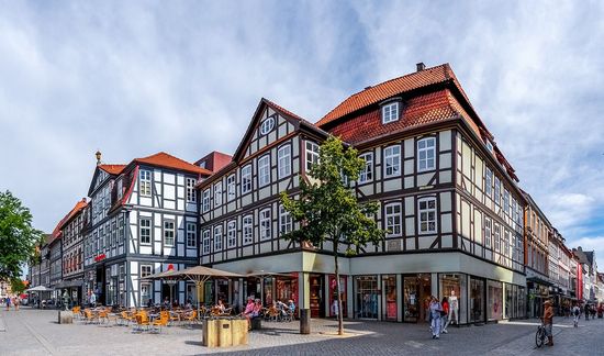 Ein großes Gebäude mit vielen Fenstern und einem Baum davor.