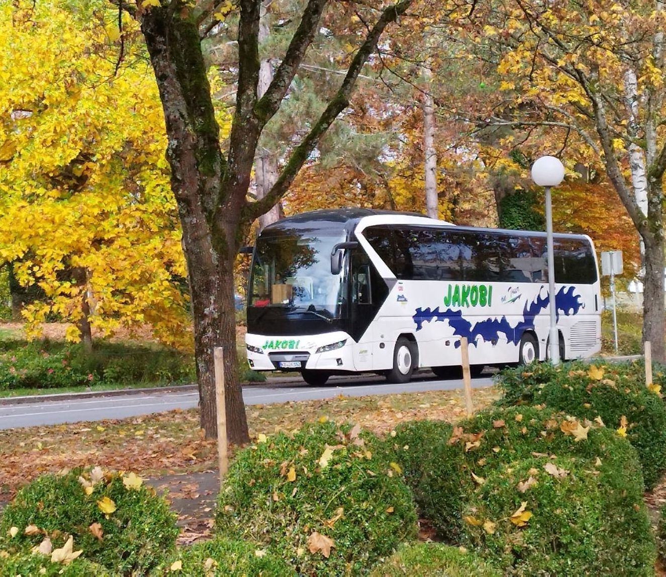 Ein Bus mit dem Wort Jakobi auf der Seite