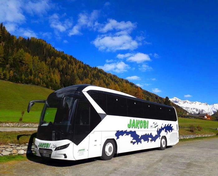 Ein weiß-schwarzer Bus mit dem Wort Jardin auf der Seite