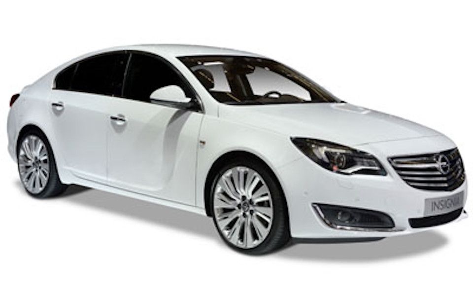 Opel Insignia sedán blanco, estacionado, vista en ángulo.