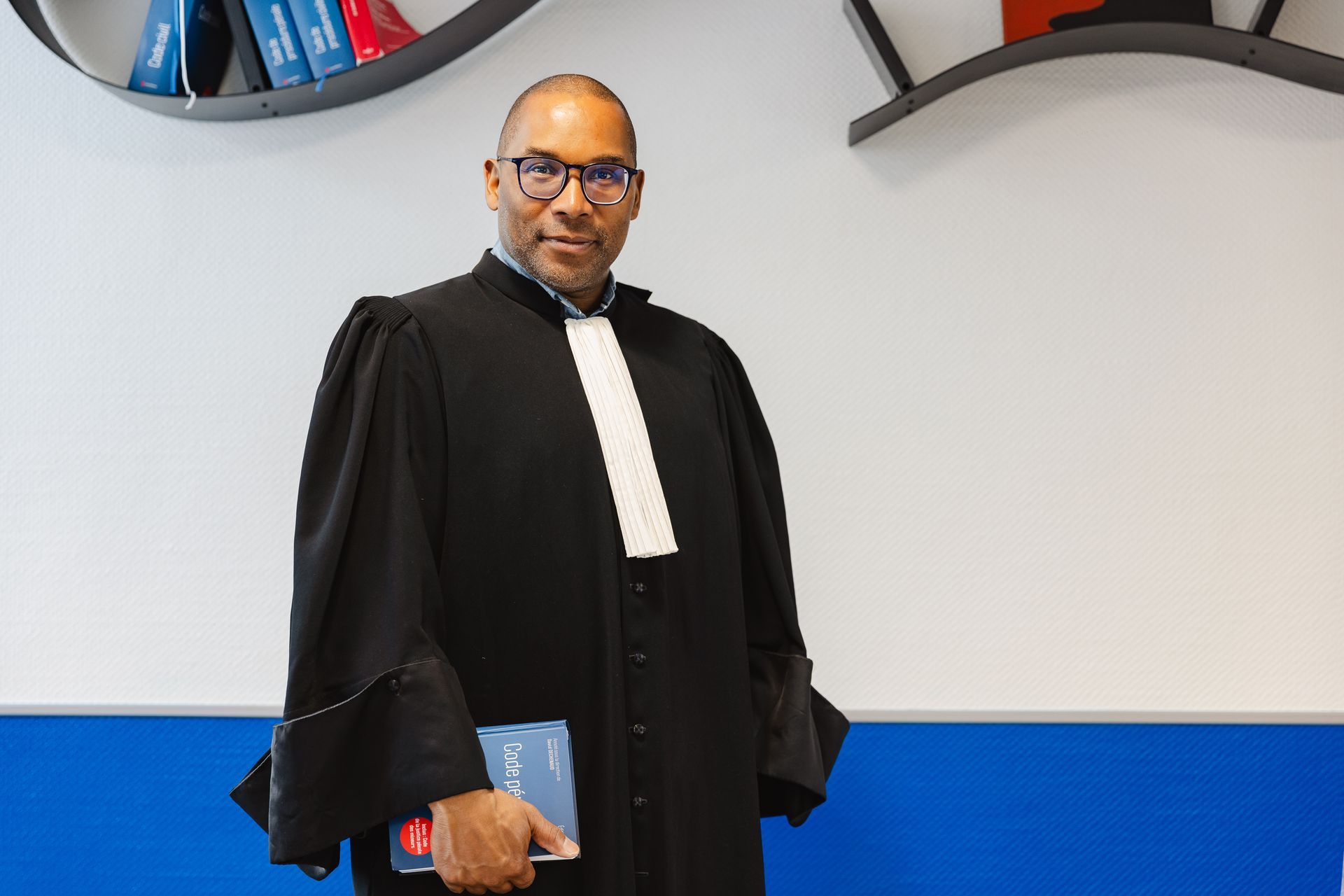 Maître VINDIC en tenue d'avocat