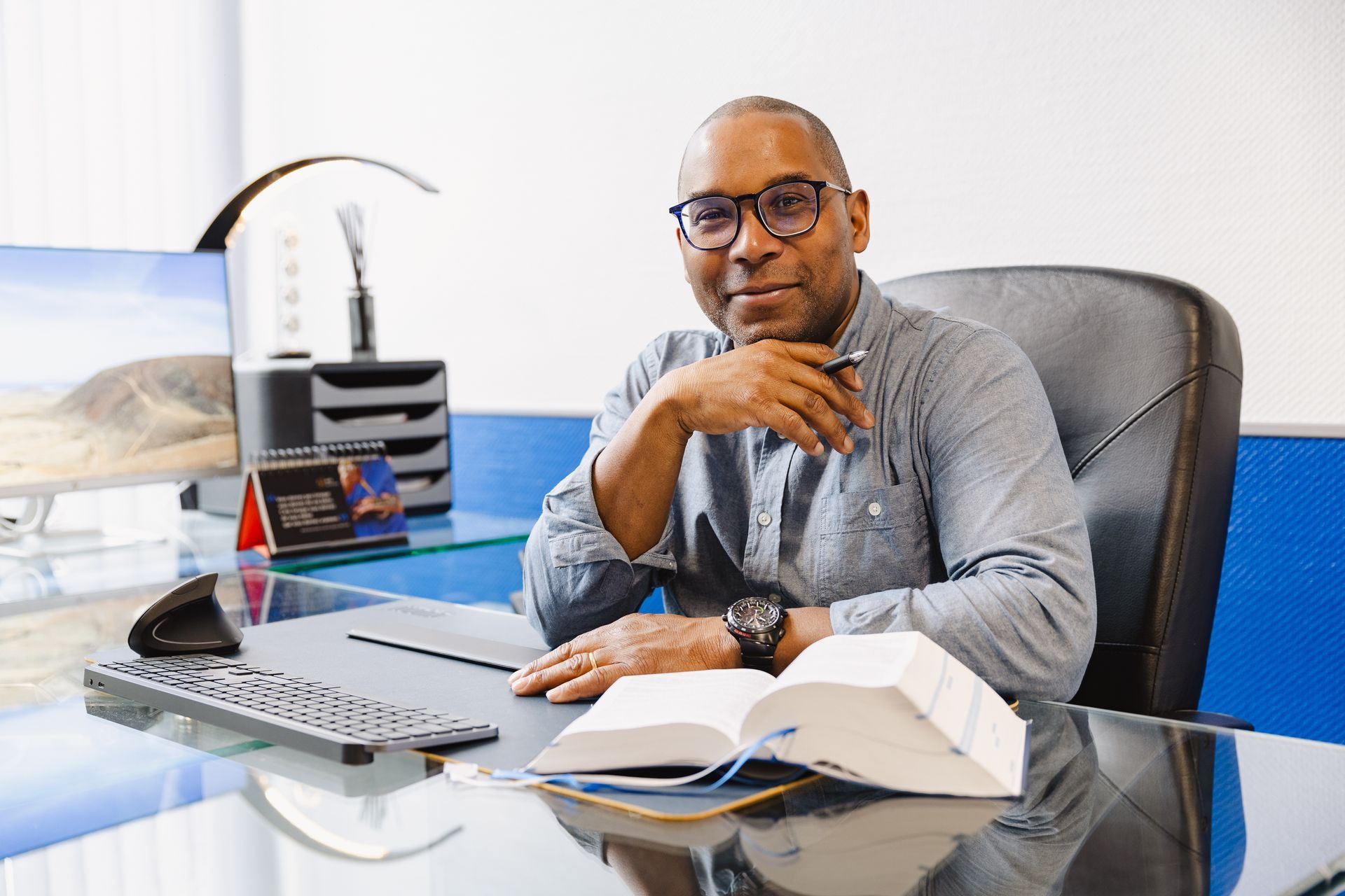 Maître Michel VINDIC à son bureau