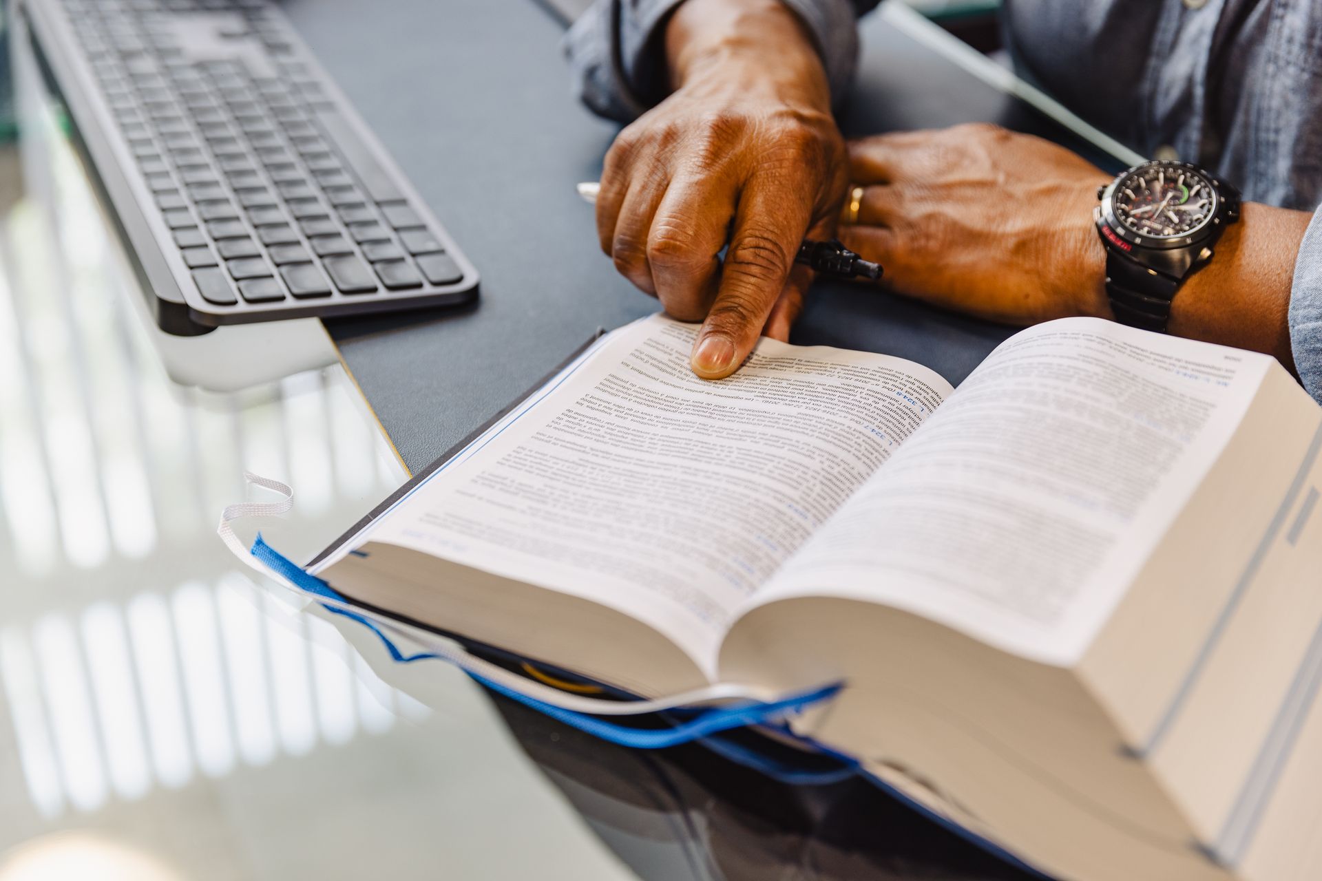 Doigt pointant une information dans un livre