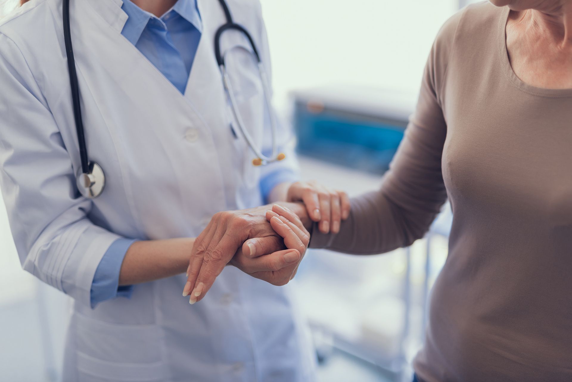 Médecin tenant la main d'une patiente