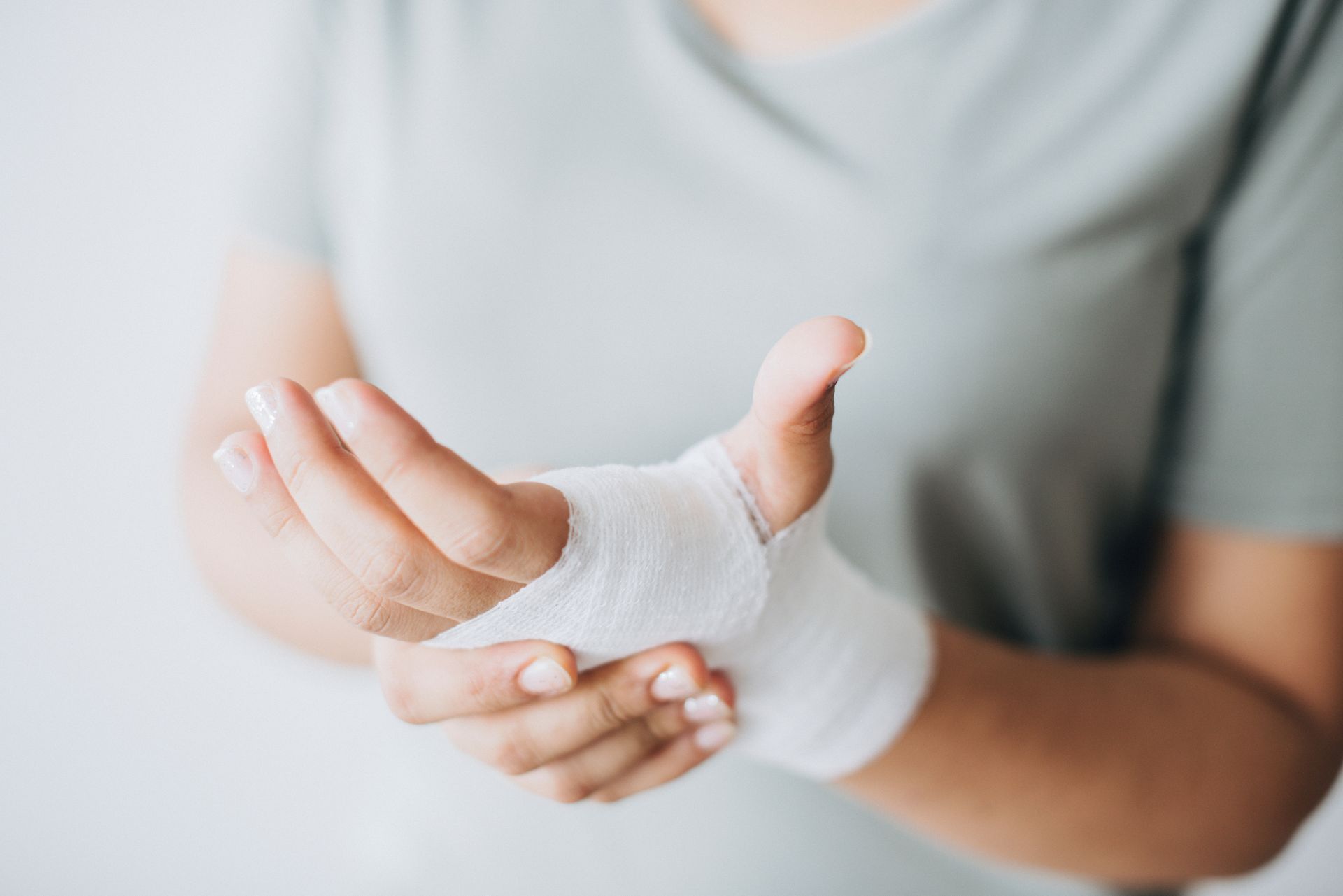 Homme avec un bandage à la main