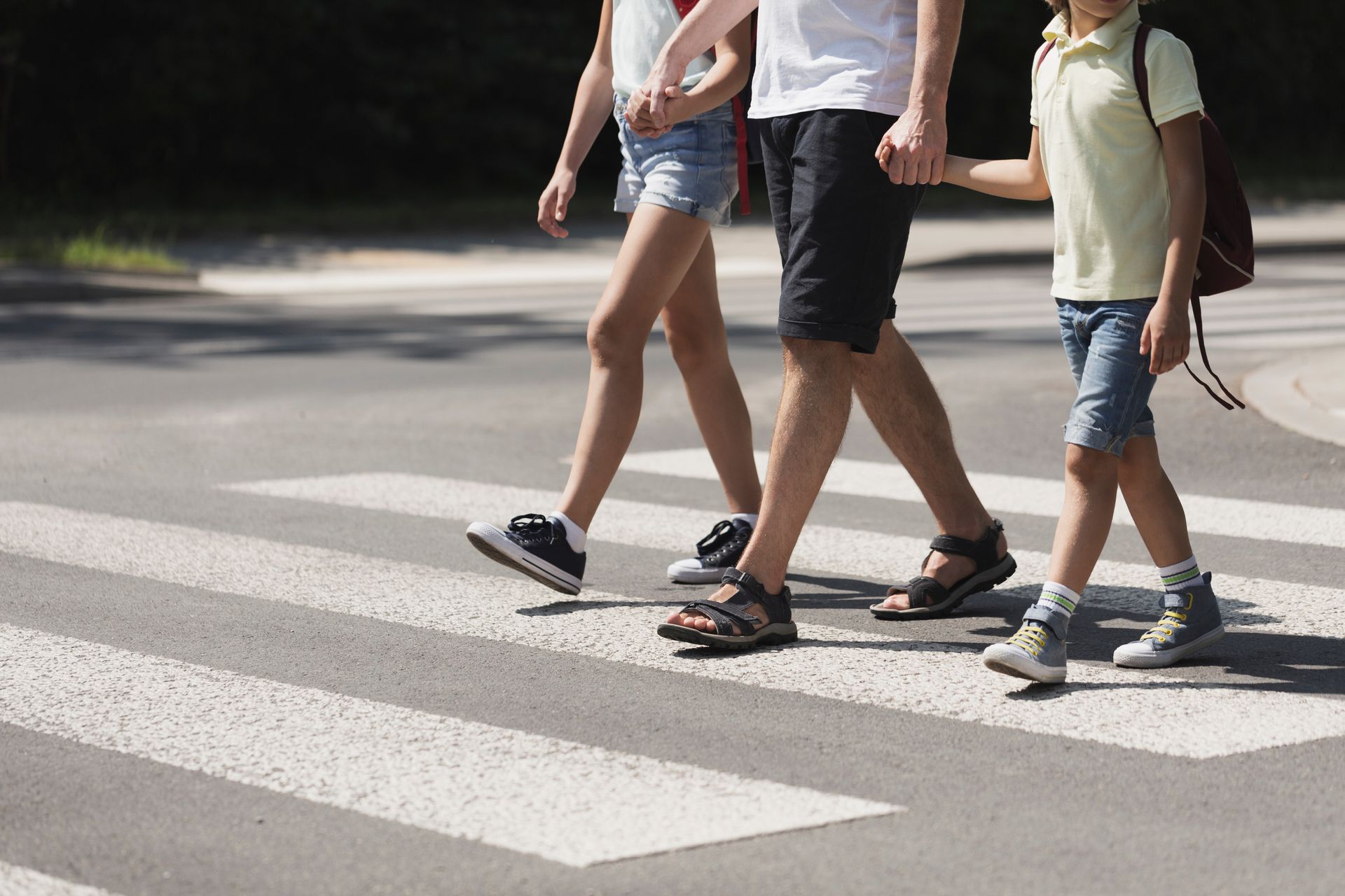 Famille traversant sur un passage piéton