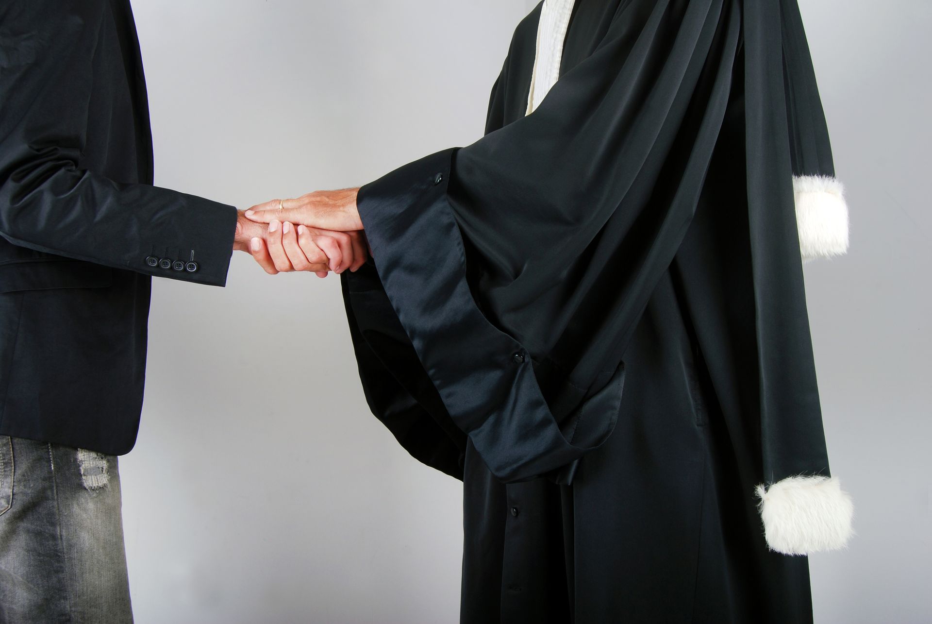 Avocat réconfortant son client