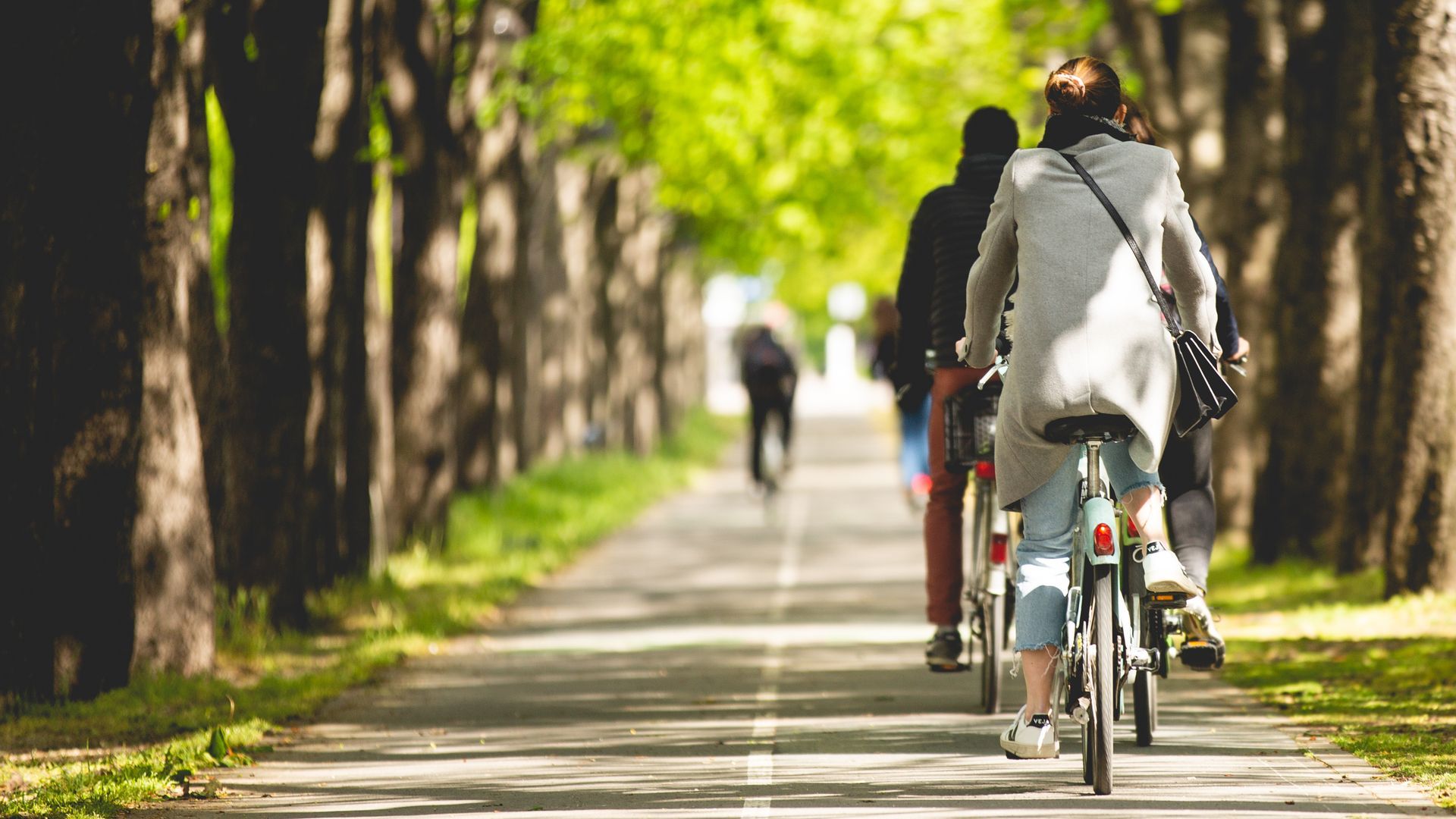 Femme en train de faire du vélo sur une piste cyclable