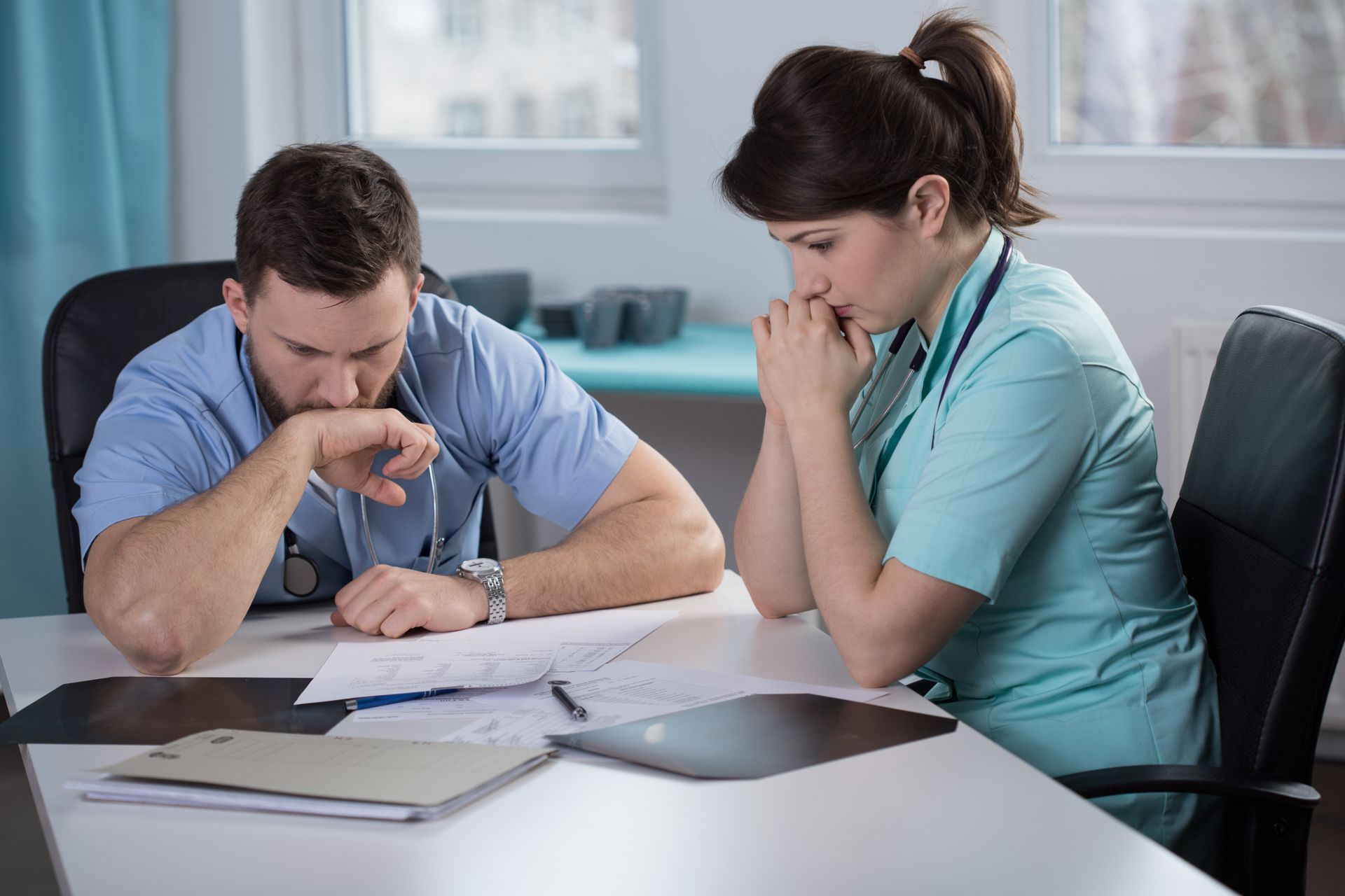 Docteurs relisant un dossier médical