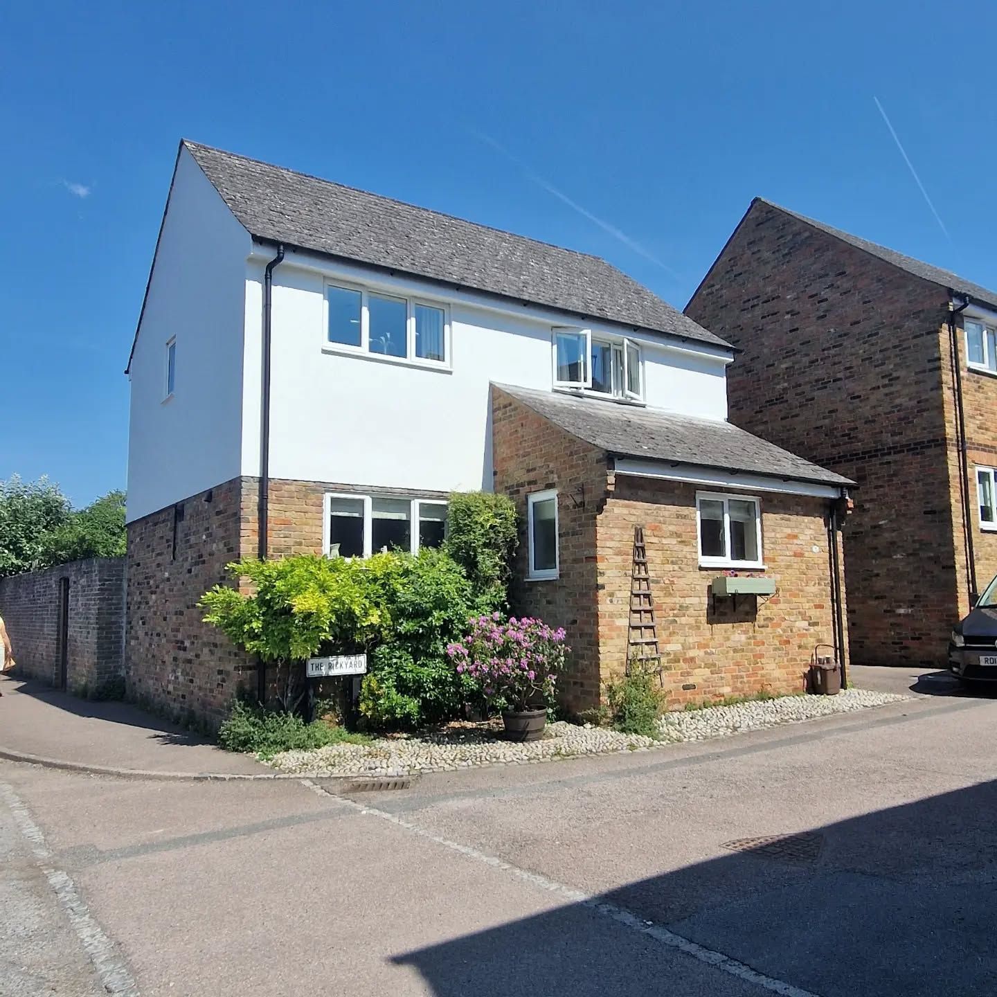detached property that has been painted outside. The exterior of the propert is painted