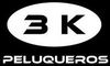 Logotipo de 3K Peluqueros con texto negro dentro de un &oacute;valo blanco sobre un fondo negro.