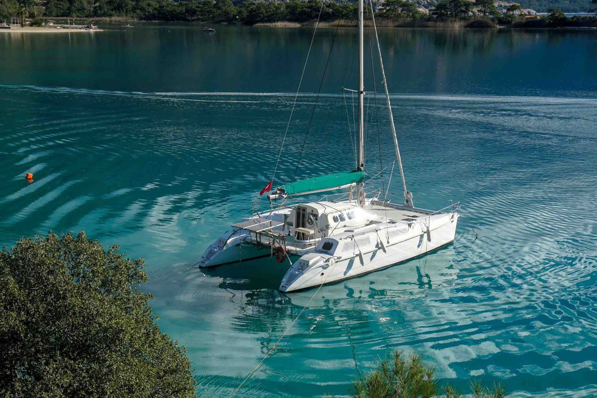 Una vista aérea de un barco flotando sobre un cuerpo de agua.