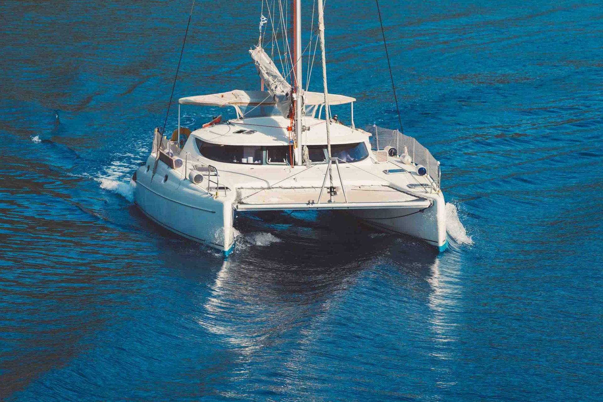Un velero blanco flota sobre una gran masa de agua.