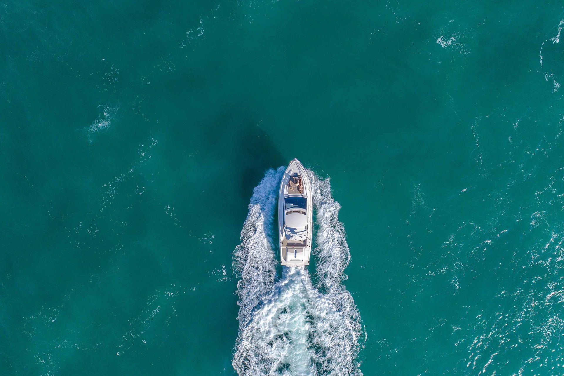 Una vista aérea de un barco flotando sobre un cuerpo de agua.