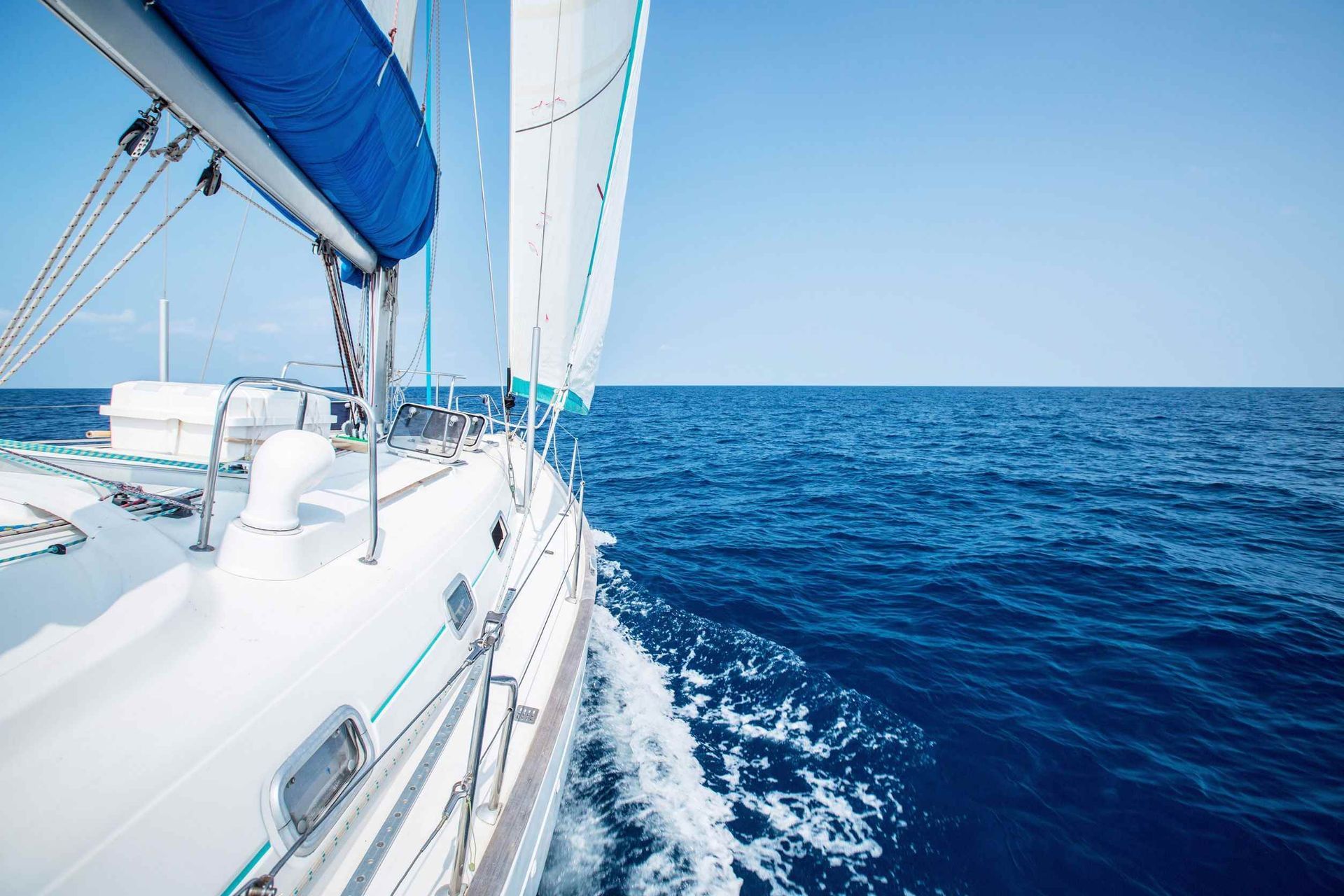 Un velero está flotando sobre una gran masa de agua.