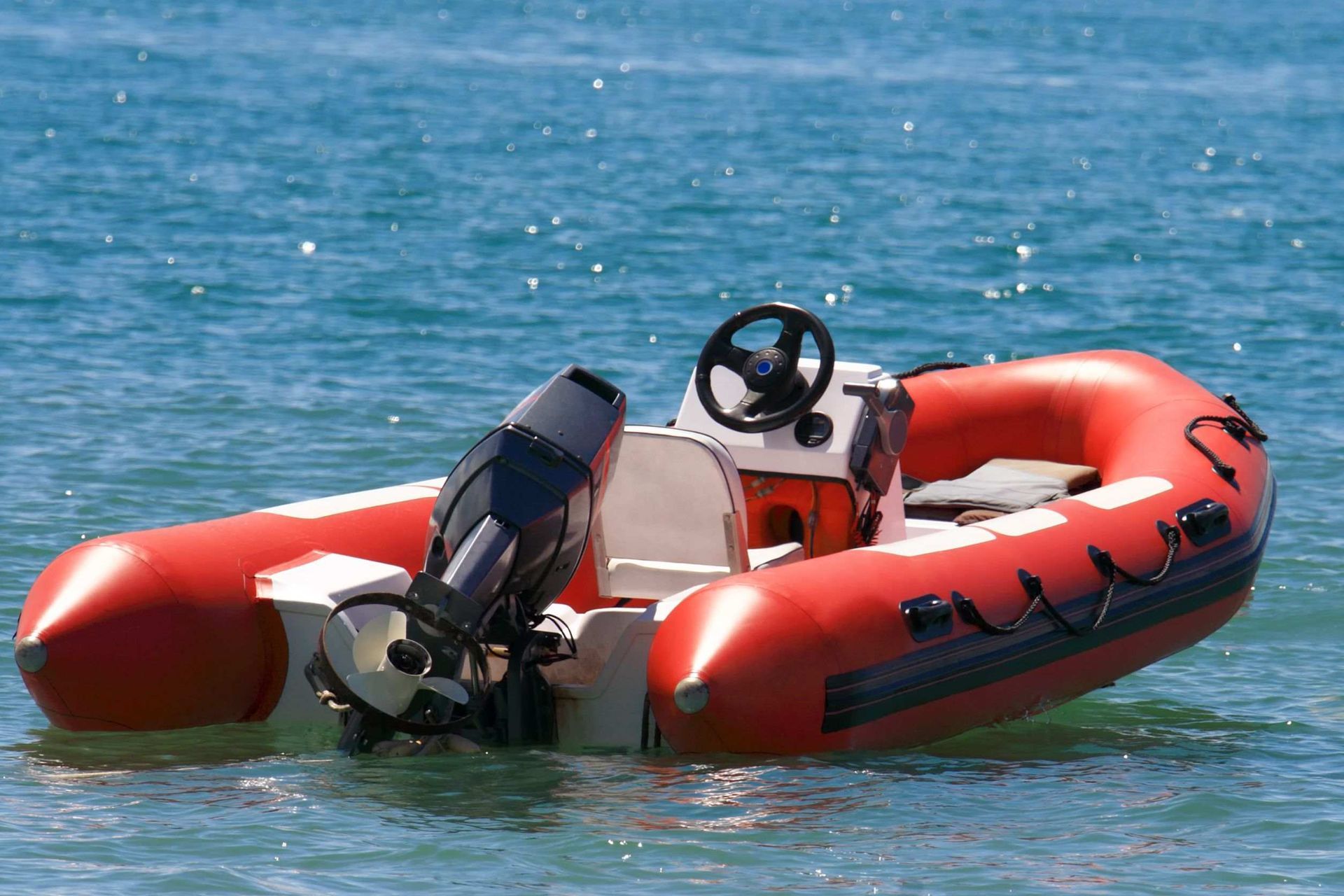 Un barco flota sobre un cuerpo de agua al atardecer.