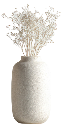 Un vase blanc moucheté contenant des fleurs blanches délicates.