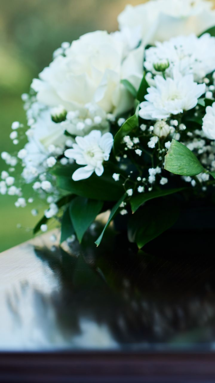 Bouquet floral blanc aux accents verts.