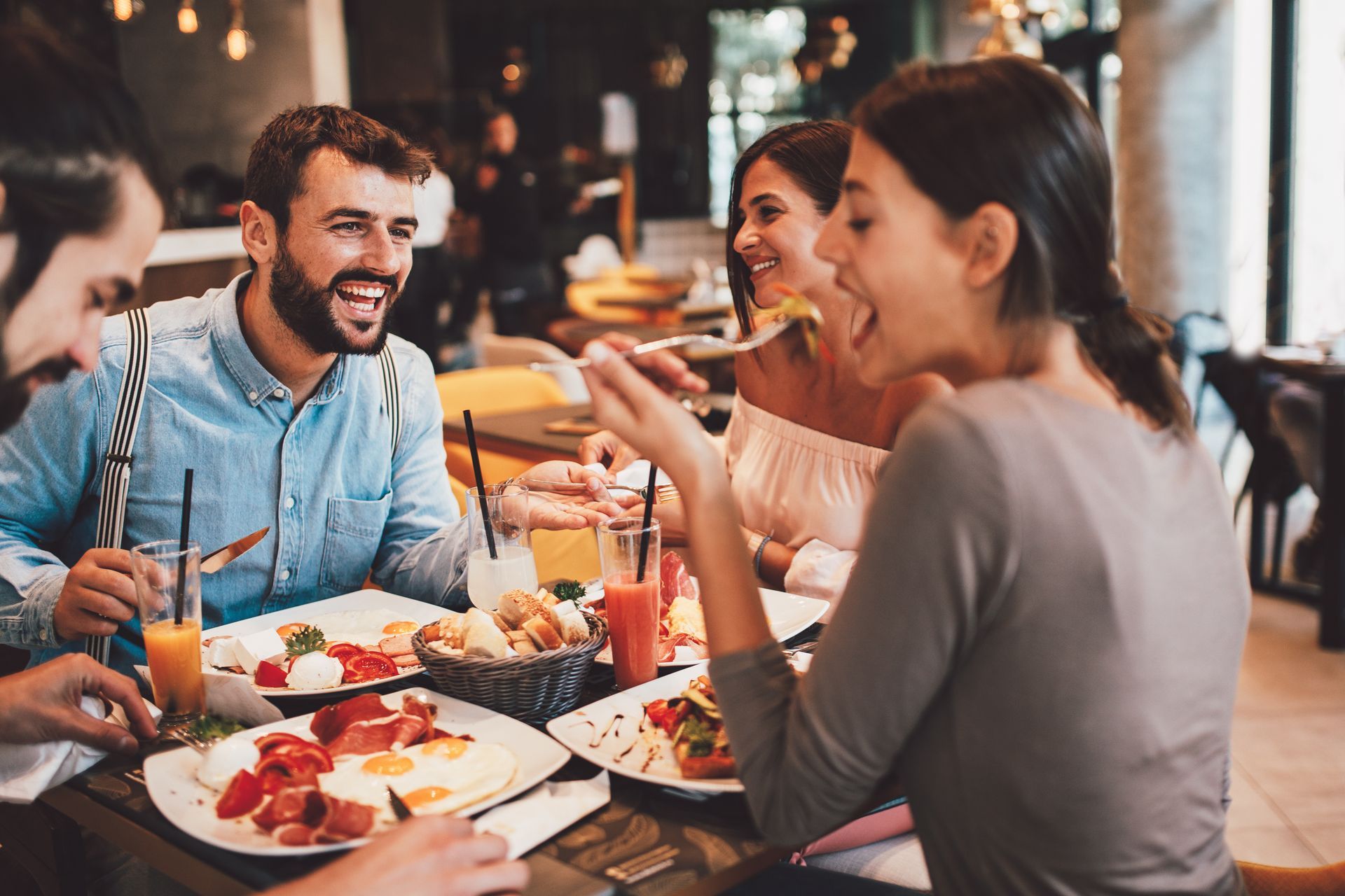 Des personnes qui mangent dans un restaurant