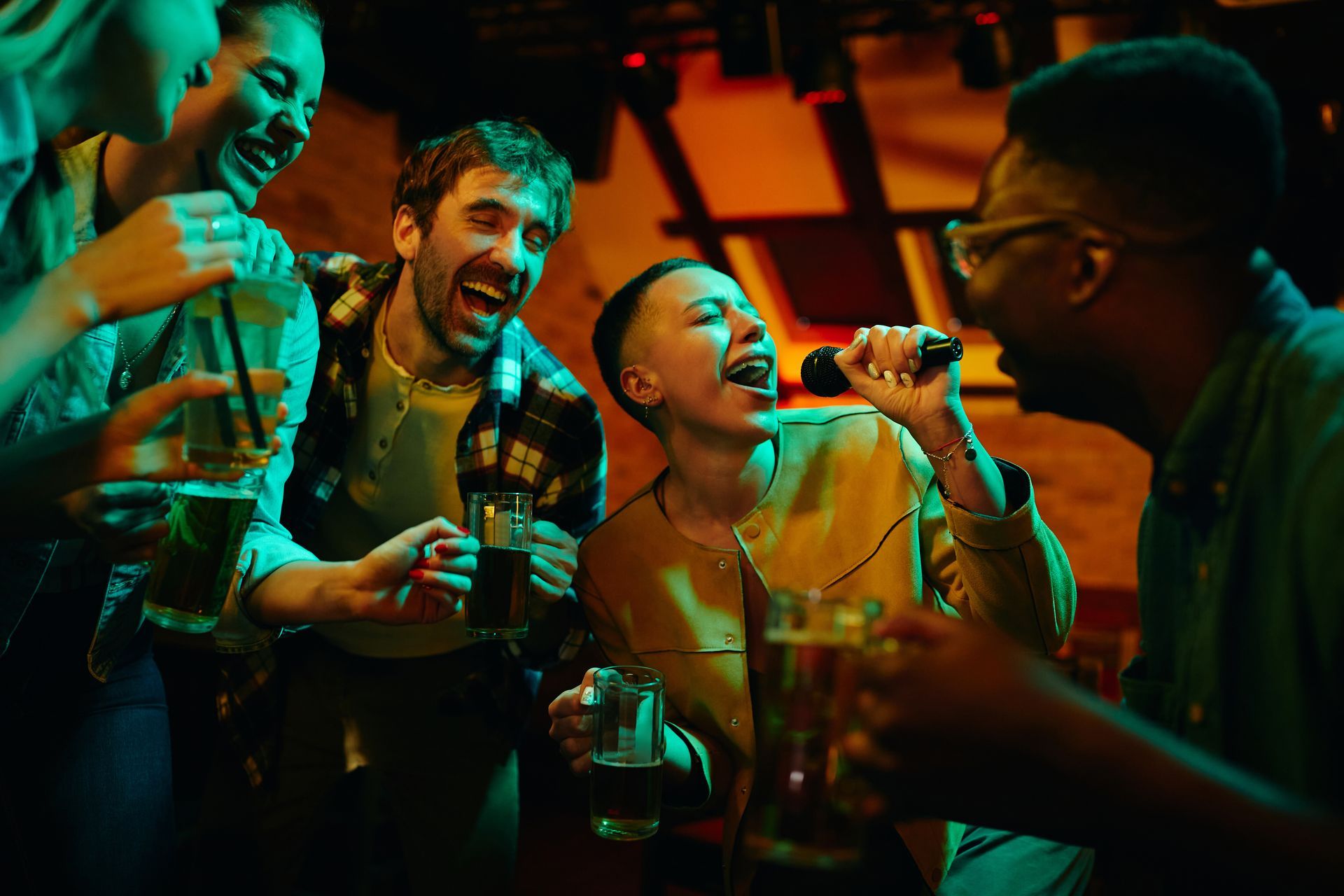 Un groupe d'amis qui chantent