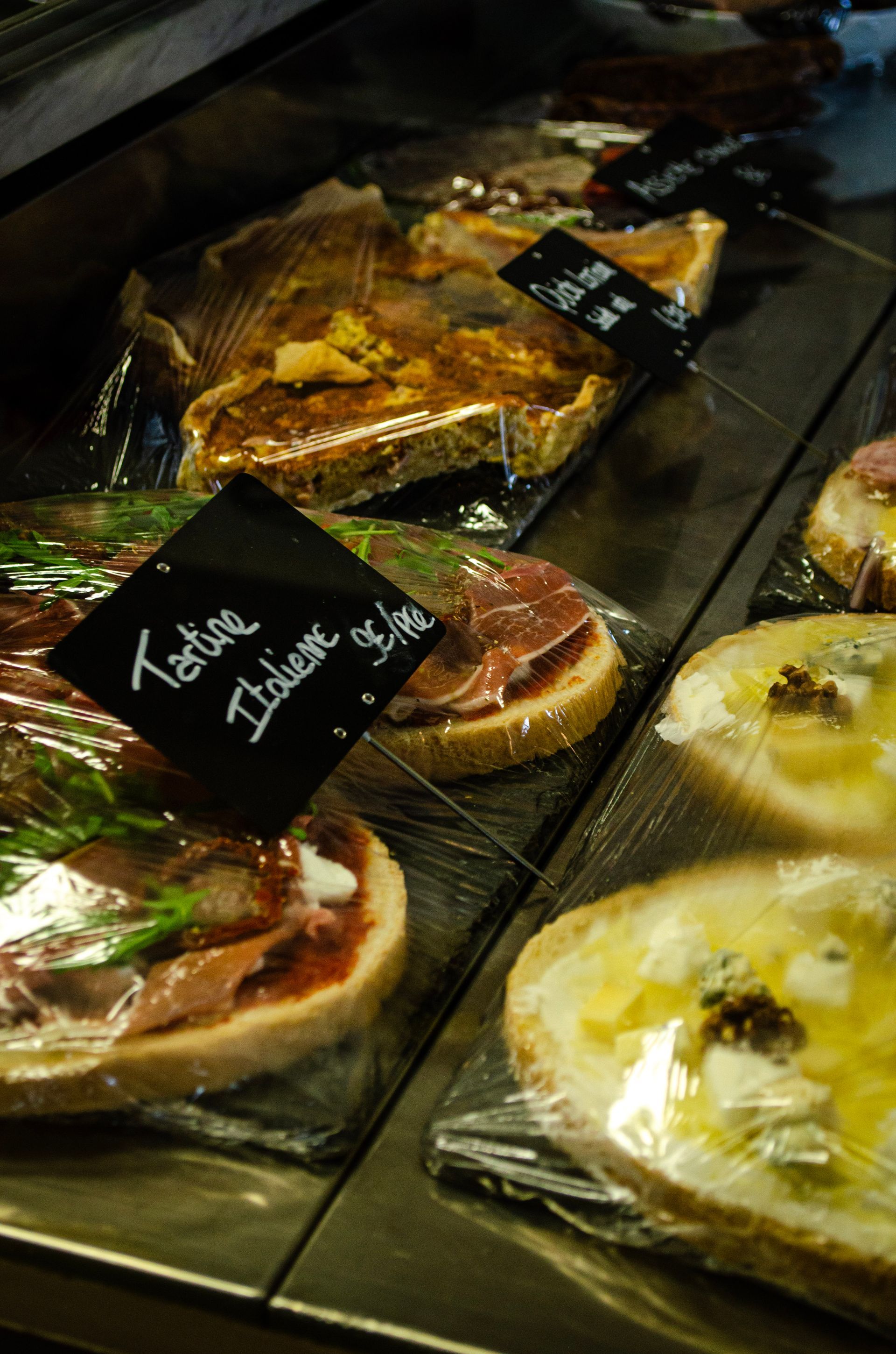 Des plats sur une table